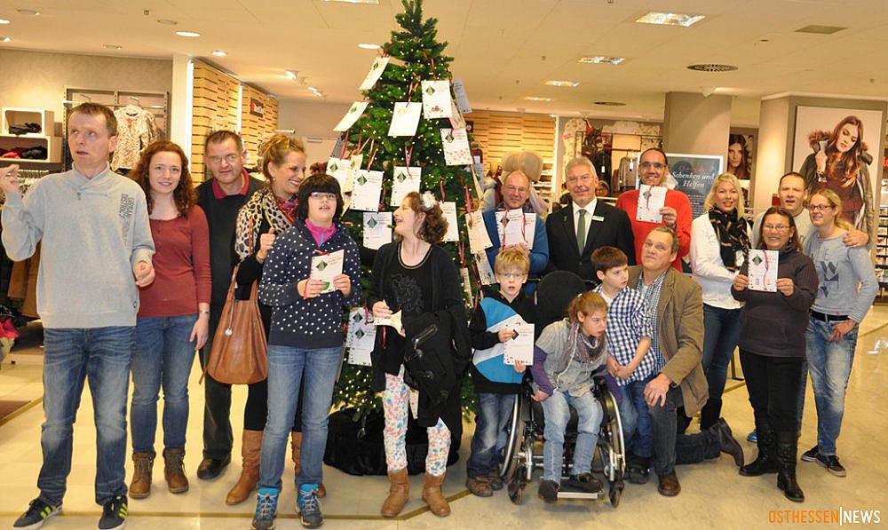 „Charity Baum“ zugunsten des Antoniusheims Kleine Freuden