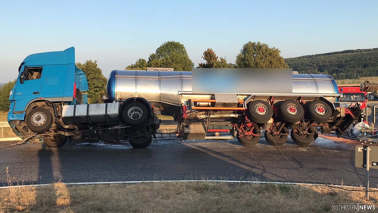 Tanklaster im Kreisel umgestürzt - Pflanzenöl läuft aus ...