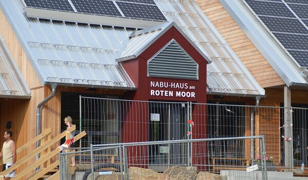 Fur Mensch Und Fledermaus Haus Am Roten Moor Mit Spalten In Der