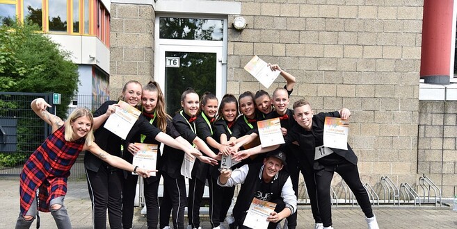 Squad 2: v.l. Sabrina Höfner, Lisa Fehl, Hannah Bernt, Janina Bott, Lara Antonia Maikranz, Amelie Molnär, Sophia Koch, Hannah Halsch, Hannah Bug, Julian Mildner, unten Philipp Conradi