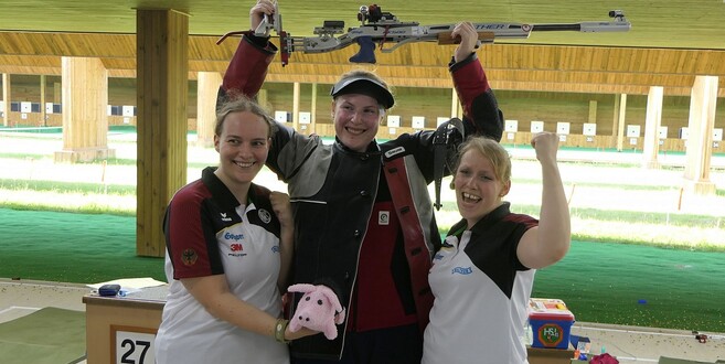 Weltmeisterliches Trio: die Mengshäuserin Jaqueline Orth (m.) mit Amelie Kleinmanns (l.) und Isabel Straub (r.).