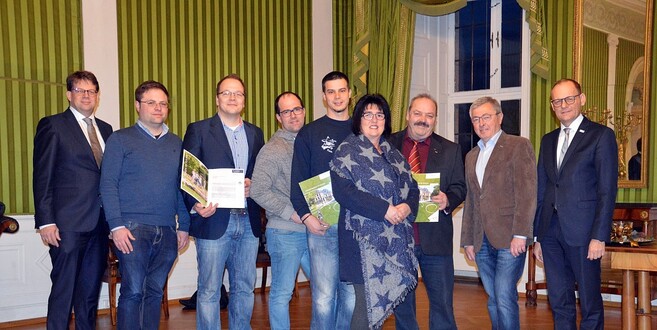 Die Vertreter der bezuschussten Vereine auf einem Bild mit Oberbürgermeister Dr. Heiko Wingenfeld (l.) und Sportdezernent Dag Wehner (r.).