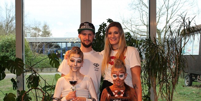 Die Trainer André Meder und Carina Bermejo Perez zusammen mit ihrem Schüler-Duo Sophia Bleuel (links) und Hannah Rützel (rechts).