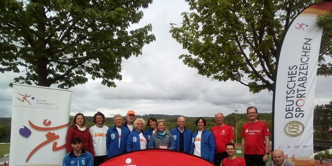 Gut gelaunte Stützpunktleiter- und leiterinnen: Horst Habermehl (Sparkasse Fulda), Elke Piaskowski (Beauftragte Sportabzeichen des Sportkreises Fulda-Hünfeld), Hein-Peter Möller (Ehrenvorsitzender des Sportkreises) und Vereinsvertreter / Stützpunktleiter der Vereine. (v.r.).