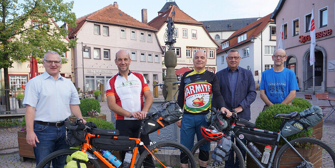 Abschied von Bischofsheim. Rolf Ehmig (zweiter von links) und Stephan
Zimmermann (dritter von links) machten sich am Montag Morgen auf den Weg
von Bischofsheim nach Manduel. Der Präsident des Komitee für Europäische
Kontakte Gerhard Nägler (links), der stellvertretende Bürgermeister Egon
Sturm (zweiter von rechts) und Roland Ehmig (Beisitzer im Komitee) verabschiedeten die beiden.