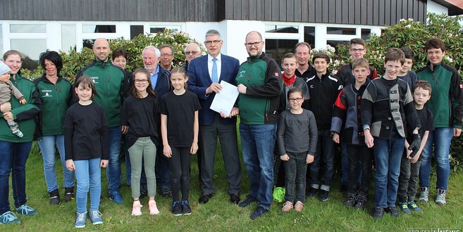 Landrat Manfred Görig zu Gast beim Schützenverein Rebgeshain: Vorsitzender Henrik Ziegenhain und seine Mitstreiter können sich über eine Spende in Höhe von 5000 Euro freuen