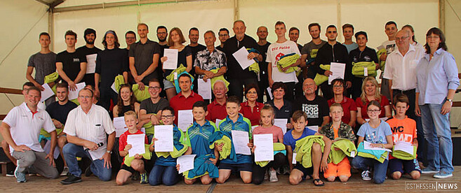 Strahlende Gesichter bei der Ehrung und Übergabe der Präsente, kniend v. l.: Herr Andreas Scheibelhut, Pressesprecher des Sportkreises, Herr Winfried Schäfer, Ausschussvorsitzender und die jeweiligen geehrten Sportlerinnen und Sportler.