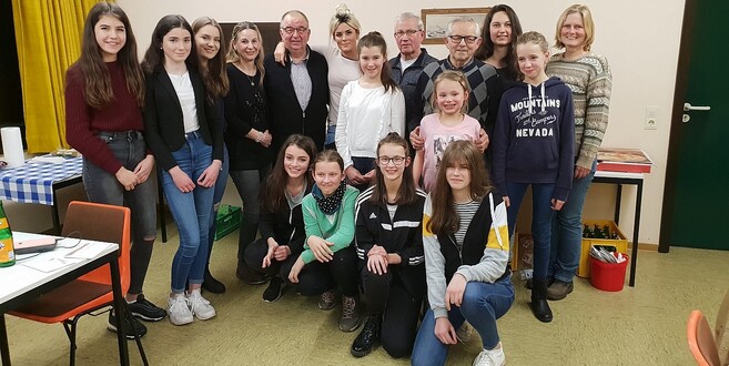 Erfolgreiche Reiterinnnen des Reitvereins Hilperhausen 2018: Stella Grenzebach, Marlene Scholz, Lina Spohr, Nicole Bornschier, Reinhard Borneis, Sina-Isabell Hartmann, Herbert Jacob, Reinhold Altmüller, Aline Ickler, Ute Rausch (hinten von links). Selina Nuhn, Emma-Sophie von Döhren, Jolina Steinberger (Mitte von links). Finja Porsche, Larissa Knierim, Julia Knierim, Emilie Vaupel (vorne von links).