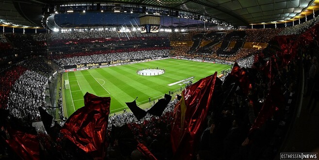 Mit einer beeindruckenden Choreographie empfingen die Frankfurt-Fans ihre Eintracht. Zum Rückspiel gegen Inter Mailand reisen 174 Fans aus der Region mit in den italienischen Norden