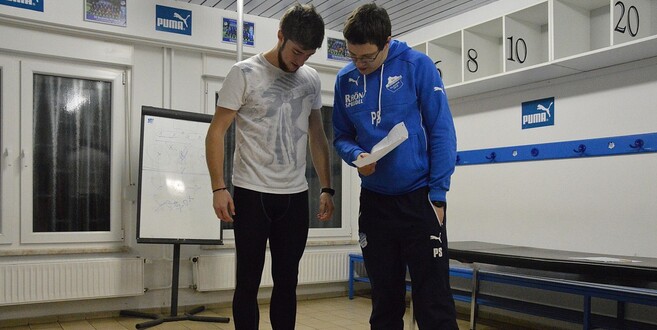 Bevor das Training begann, mussten die Buchonen auf die Waage: hier Sascha Rumpeltes (l.) mit Betreuer Pascal Steinberger.