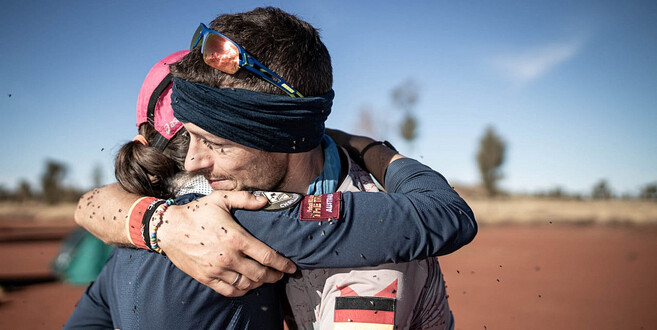 Nach dem Zieleinlauf fielen sich Sascha Gramm und Andrea Löw in die Arme. 522 Kilometer in zehn Tagen lagen hinter ihnen.
