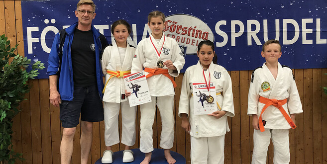 Trainer Mike Thiel mit Marta Solomon, Hessenmeisterin Franziska Lomb, der drittplatzierten Osna Aymag und Paul-Luca Strohte (v.l.).