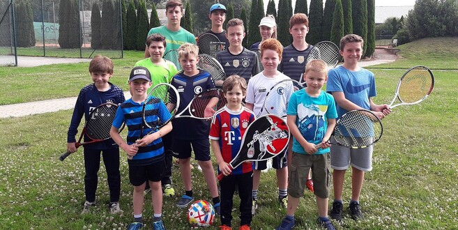 Sommerferien-Tenniscamp mit Benedikt Henning sowie Georg und Kara Deiseroth.
