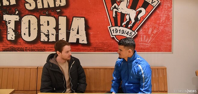 Neu bei der SG Bronnzell: Tarek Belaarbi (r.) im Gespräch mit ON|Sport-Volontär Tino Weingarten