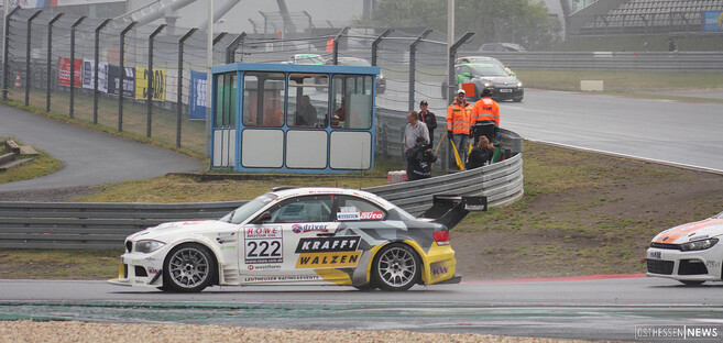 Durch nichts aufzuhalten. Das BMW 1er Coupé von Leutheuser Racing&Events auf (Nr. 222) dem Weg zum Klassensieg.