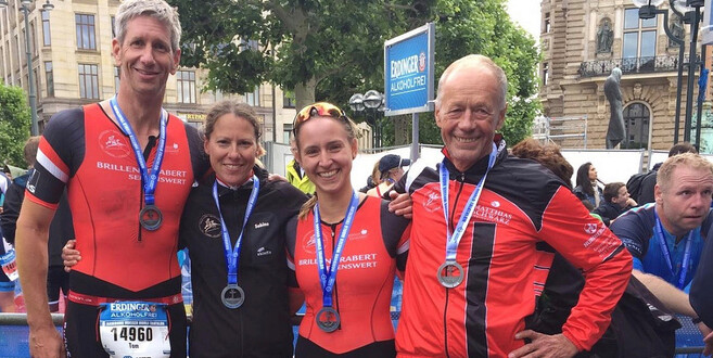 Tom Eggerstedt, Sabine Stadler, Laura Johann, Lutz Ranscht (v.l.) starteten beim Triathlon in Hamburg.