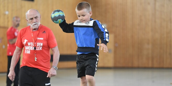 Die Handball-Schule von Iljo Duketis (l.) machte in den Osterferien Station in Hünfeld.