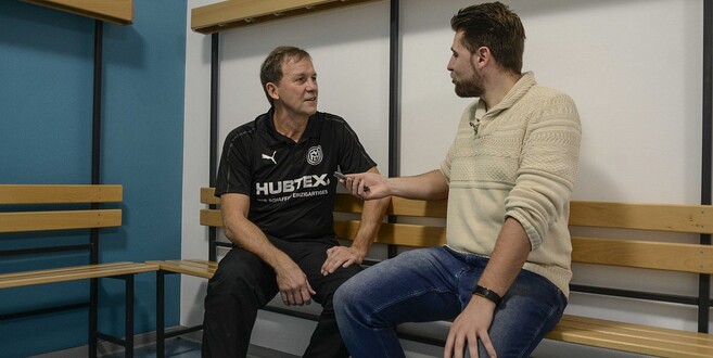 Interview in der Kabine: Matthias Wilde (l.) im Gespräch mit ON|Sport-Redakteur Tobias Herrling (r.).