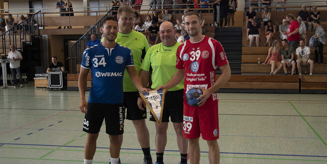 Jubiläumsspiel zwischen dem Hünfelder SV um Felix Kircher (l.) und Eintracht Baunatal um Marvin Gabriel (r.).