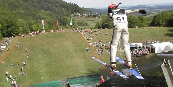 Bereit zum Sprung: am vergangenen Sonntag stieg der Kloster-Kreuzberg-Pokal auf den Kreuzbergschanzen.