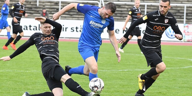 Florian Münkel (m.) und der Hünfelder SV mussten sich trotz zahlreicher Chancen in Baunatal geschlagen geben.
