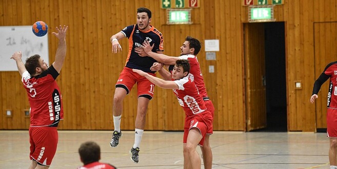 Kommt es zur Neuauflage? Die HSG Großenlüder/Hainzell (hier in dunklen Trikots mit Lukas Dimmerling) und der Titelverteidiger TV Gelnhausen II sind auch bei der diesjährigen Auflage des Hochstift-Cups vertreten