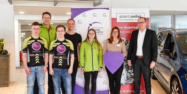 (v.l.n.r.) Niklas Henkel, Kai Nüchtern und Daniel Faust (VeloCulTour), Oliver Dimmerling (Paradiso), Anastasia Kriwoschein (VeloCulTour), Elke Hohmann (KinderPalliativStiftung) und Frank Scheiber (atzert:weber)