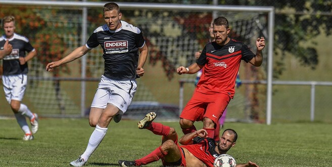 Moritz Reinhard (l.) verlässt die SG Elters/Eckweisbach/Schwarzbach und wechselt in die Regionalliga zu den Offenbacher Kickers.