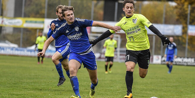 Roman Schad (l.) und der FC Eichenzell können trotz Niederlage auf einen guten Test gegen den SV Neuhof zurückblicken.