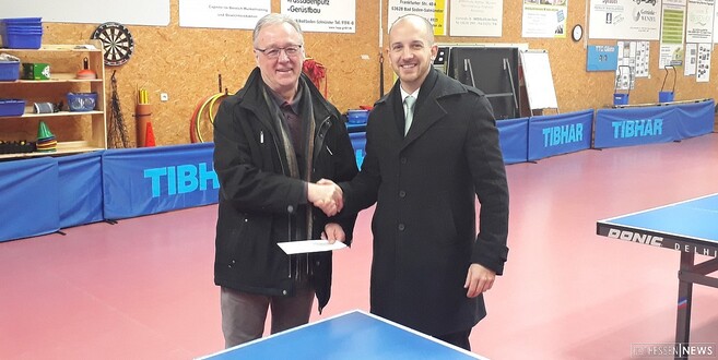 TTC-Vorsitzender Gerhard Hepp (l.) nahm den Baukostenzuschuss der Stadt Bad Soden-Salmünster durch Bürgermeister Dominik Brasch entgegen