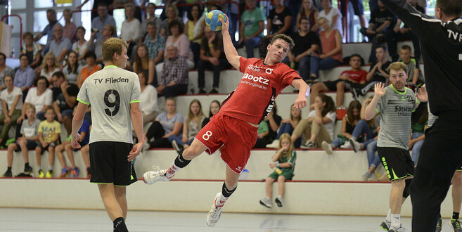 Der Hainzeller Philipp Schenk (am Ball) und der TV Gelnhausen ließen in Flieden nichts anbrennen.