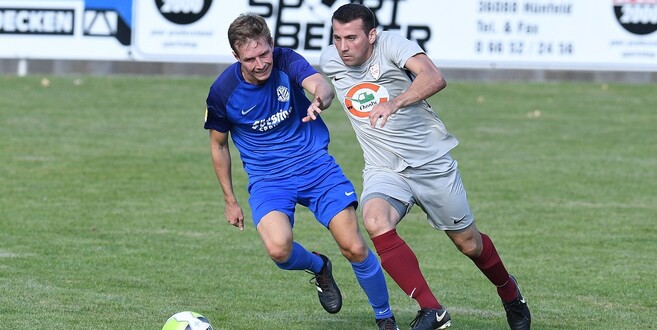 Der Abstiegskampf nimmt für den Hünfelder SV und Lukas Budenz (l., im Duell mit Neu-Isenburgs Matthias Buschmann) dieses Wochenende richtig Fahrt auf