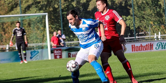 Fabian Schaub (vorne) und der SV Flieden wollen den Bock umstoßen, mit dem SC Waldgirmes kommt ein schwerer Brocken an den Weiher