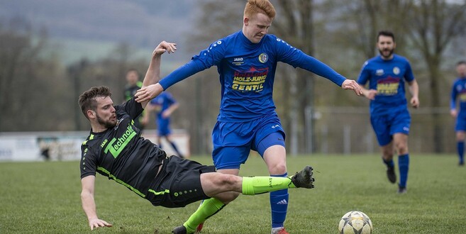 Abstiegskampf pur: Großenlüder um Pascal Strehl (links) siegten gegen Aufsteiger SG Festspielstadt Bad Hersfeld, im Bild Steffen Skrabal