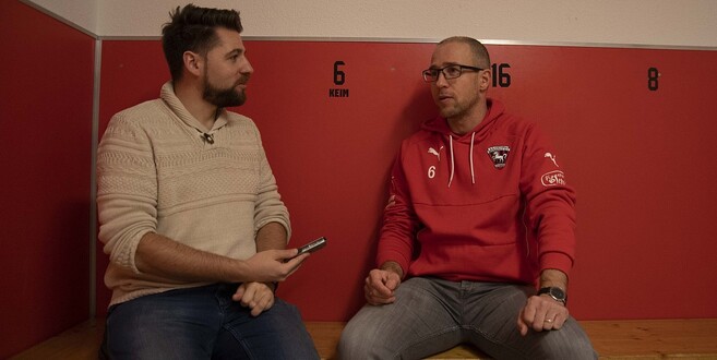 Kabinengespräch mit dem künftigen Trainer Bronnzells: Jens Keim (r.) hat mit ON|Sport-Redakteur Tobias Herrling (l.) über seine neue Rolle gesprochen.