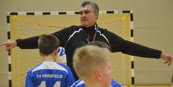 Anweisungen vom Profi: Bundesliga-Trainer Michael Roth war am Freitag zu Gast beim TV Hersfeld.