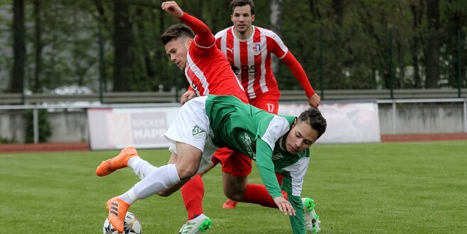 Ein umkämpftes Spiel zwischen dem SV Neuhof (mit Jean Carlo Yanez Cortes) und der SG Barockstadt (mit Leon Pomnitz) musste in die Verlängerung.