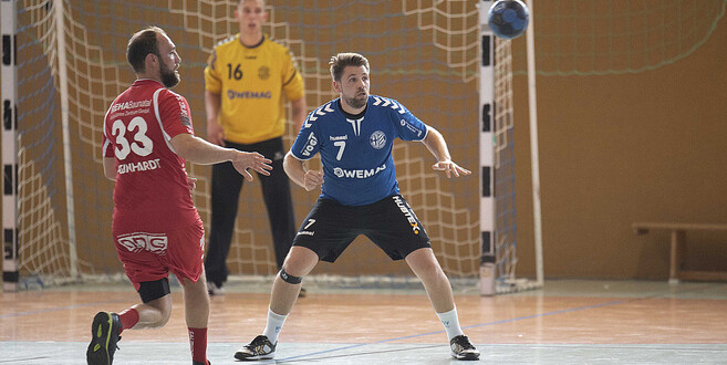 Durfte sich am Wochenende gegen einen Handball-Drittligisten versuchen: O|N-Sportreporter Tobias Herrling (r.).