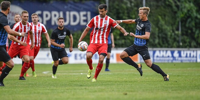 Trennten sich mit einem torlosen Unentschieden: SGB-Stürmer Branimir Velic (l.) und HSV-Mittelfeldspieler Niclas Rehm (r.).