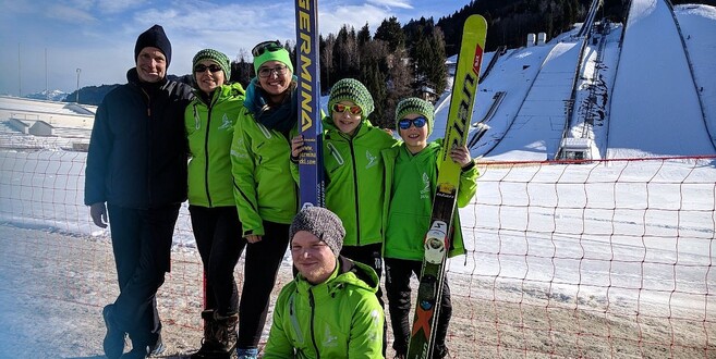 Erinnerungsbild vor den Schanzen im Olympia-Skistadion in Garmisch-Partenkirchen. Von rechts Janis Kansog, Tim Dickas, die Mütter Romy Dickas und Silvia Kansog und Unterstützer Roger Hahn, vorne kniend Trainer Maximilian Lange.