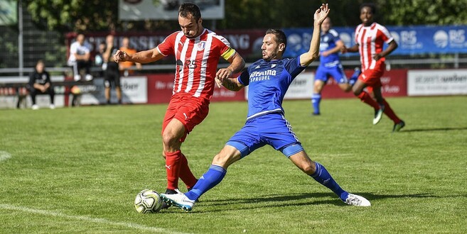 Maximilian Vilmar (l.) trifft mit der SG Barockstadt II auf Abdullah Özsuvaci und den FC Eichenzell