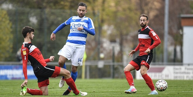 Marc Götze (Bildmitte) und der SV Flieden müssen die Hürde Waldgirmes nehmen, um eine Chance auf den Klassenverbleib zu haben