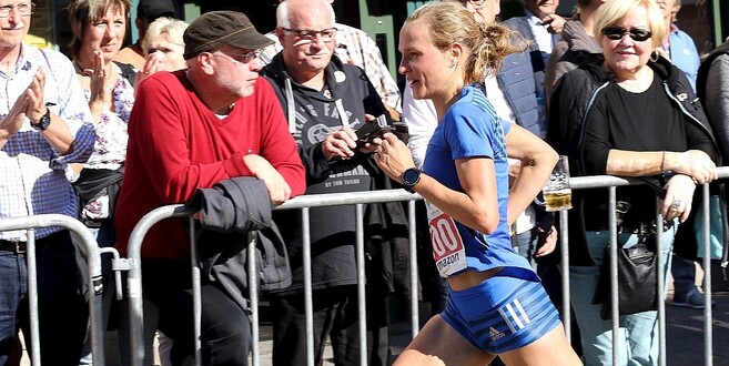 Nur vier Kilometer durfte Anna Hahner heute laufen. Danach war das Rennen für die 28-Jährige vorbei
