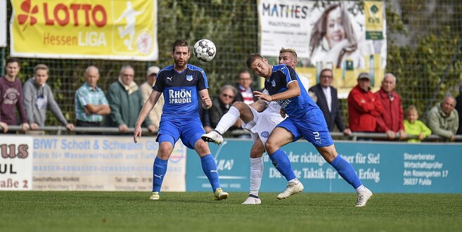 Luca Gaul (r.), Andre Leibold (l.) und der SV Flieden stehen vor der schwierigen Aufgabe gegen Hadamar.