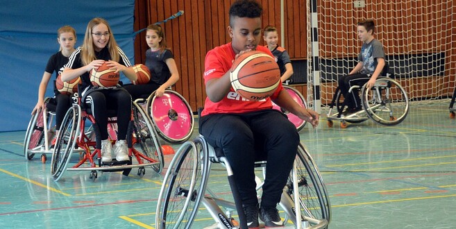 Sportunterricht der besonderen Art: Die Hünfelder Wigbertschüler durften sich im Rollstuhl-Basketball ausprobieren.