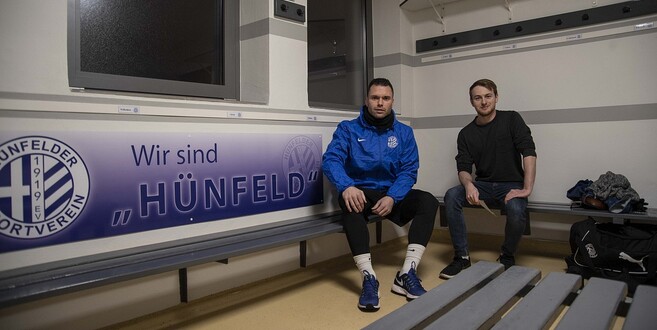 Besuch im neuen Wohnzimmer: Hünfelds Neuzugang Florian Münkel (l.) beim Kabinengespräch mit ON|Sport-Volontär Tino Weingarten.
