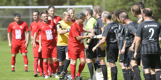 Die Traditionsmannschaften der Offenbacher Kickers und der SG Bronnzell trafen zum 100. Geburtstag der Viktoria aufeinander
