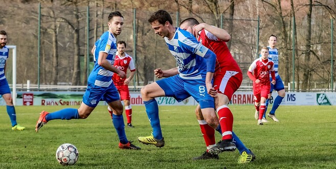 Andreas Drews (am Ball) und Marc Götze (l.) wollen in Alzenau den Schwung aus dem Baunatal-Spiel mitnehmen