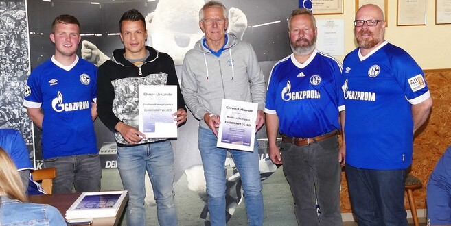 Die Schalker Yevhen Konoplyanka (2.v.l) und Matthias Schipper (3.v.l) wurden Ehrenmitgliedern des Fan-Club Königsblauer Vogelsberger ernannt.
