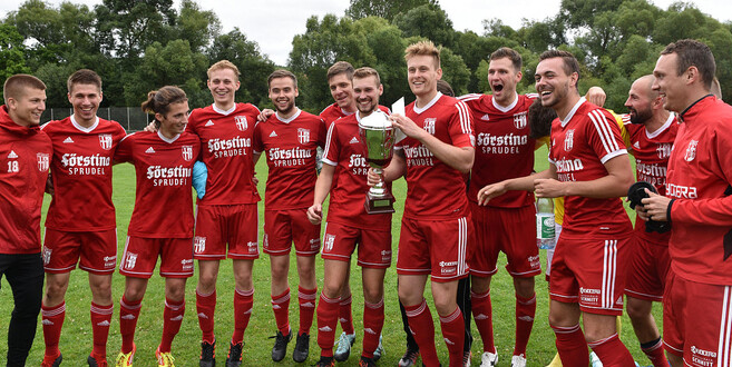 Die FT Fulda feiert den Titelgewinn bei den Fuldaer Stadtmeisterschaft in Bronnzell.